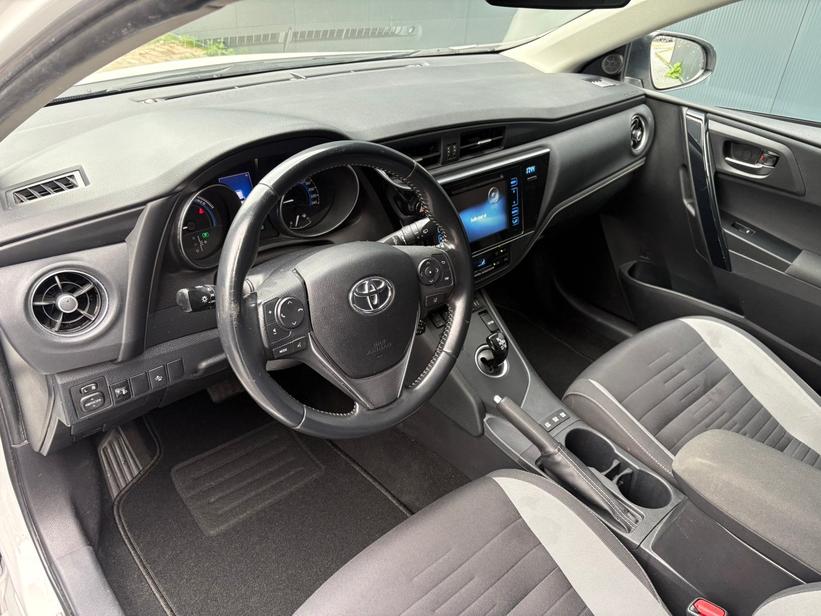 Toyota Auris 1.8 Hybrid 2018 Camera Stoelvw Keyless Clim Nav, Dealer onderhouden, 136 pk, 4 cilinders, Leder en Stof