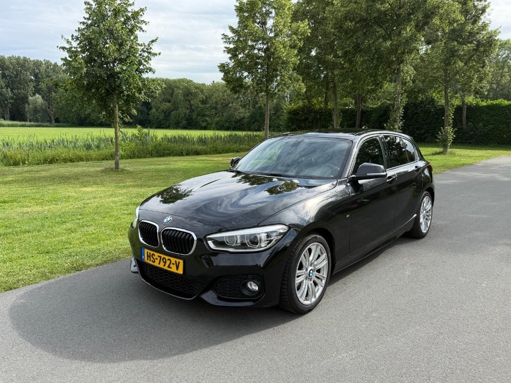 BMW 1-Serie 116d Sport Line | Automaat | LED | NL-auto, Auto's, Zwart, Lichtsensor, Alcantara, Zwart
