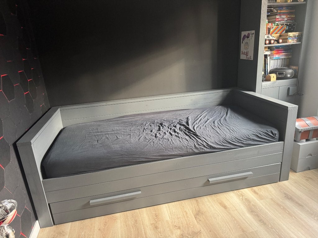 Ledikant/bedbank 90x200 grijs, Ophalen, 85 tot 100 cm, Zo goed als nieuw, Lattenbodem