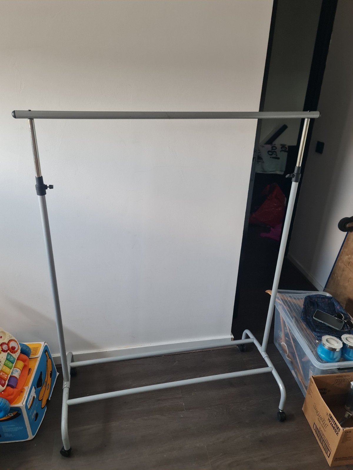 Kledingrek op wieltjes te koop, Kleding | Dames, Kledingrekken, Ophalen