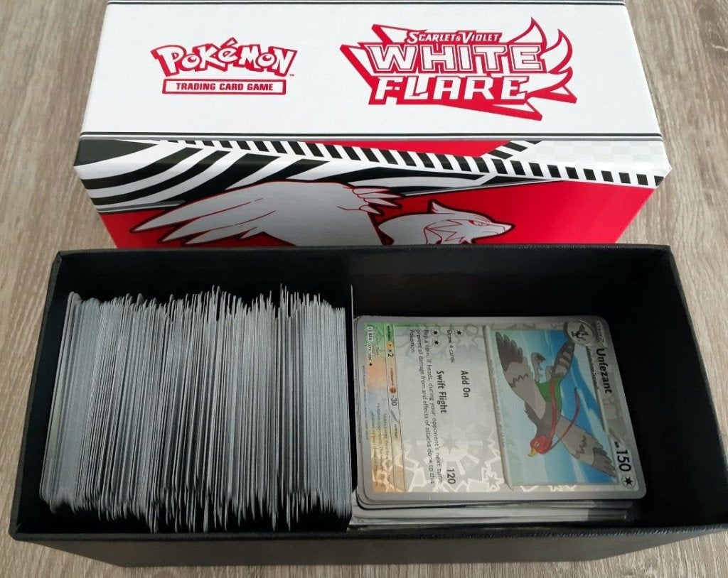 ETB: Black Bolt&White Flare (ong160 HOLO/Rev)+ 2 pak sleeves, Ophalen, Nieuw, Meerdere kaarten, Foil