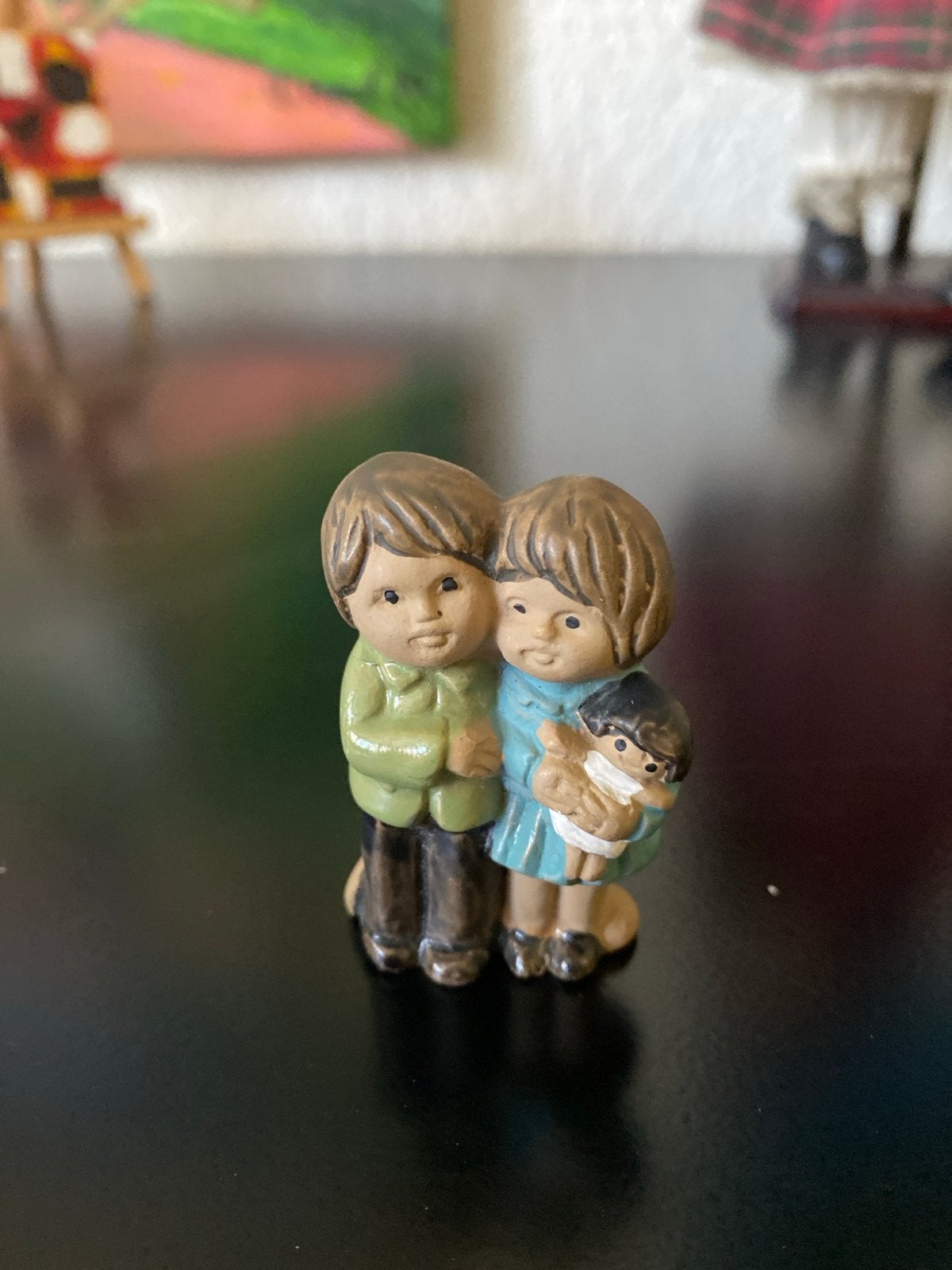 Vintage beeldje: jongen en meisje met baby, Verzamelen, Beelden en Beeldjes, Ophalen of Verzenden, Zo goed als nieuw, Mens