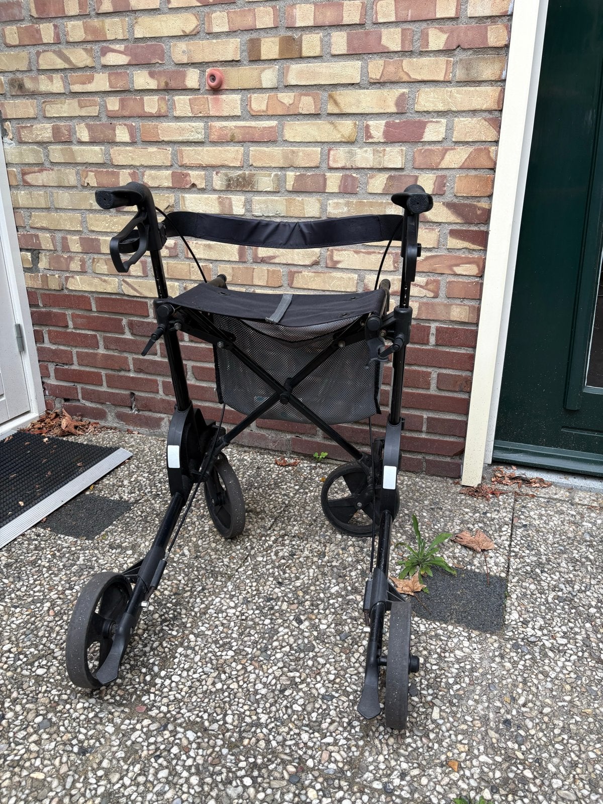 Lichtgewicht rollator met zitje, rugband en tas – zwart, Ophalen, Lichtgewicht, Gebruikt
