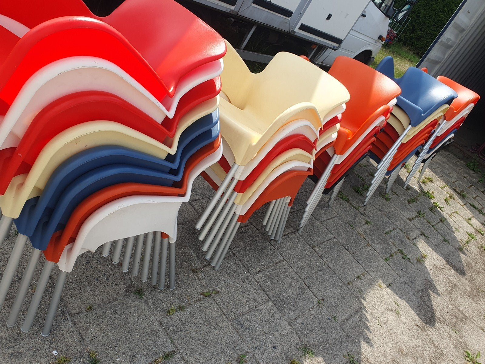 Partij van 30 Stuks Diverse Kleur Stoelen, Huis en Inrichting, Stoelen, Ophalen, Gebruikt, Overige kleuren, Modern