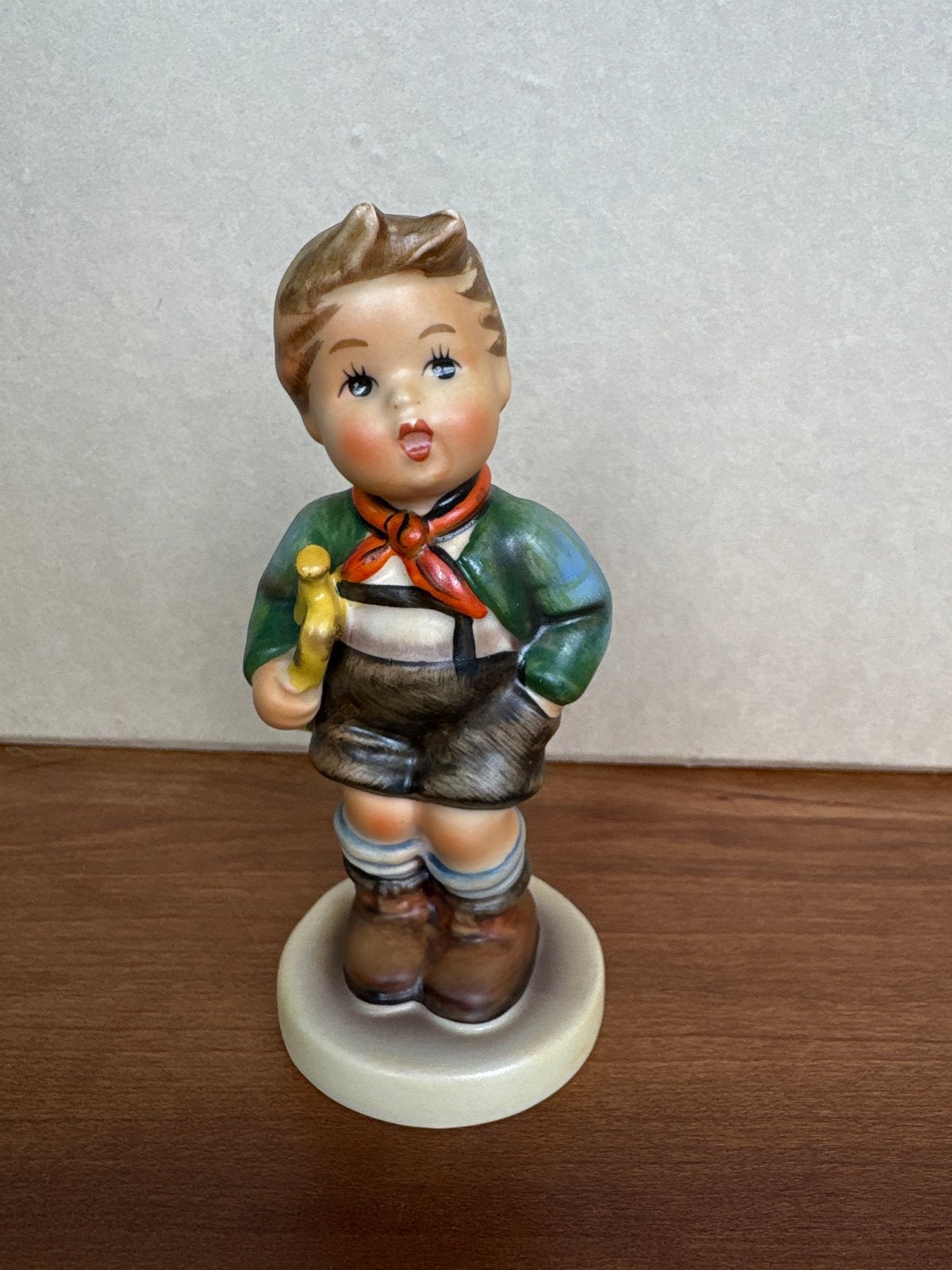 Vintage Goebel Hummel beeldje jongen met hoorn, Ophalen, Zo goed als nieuw