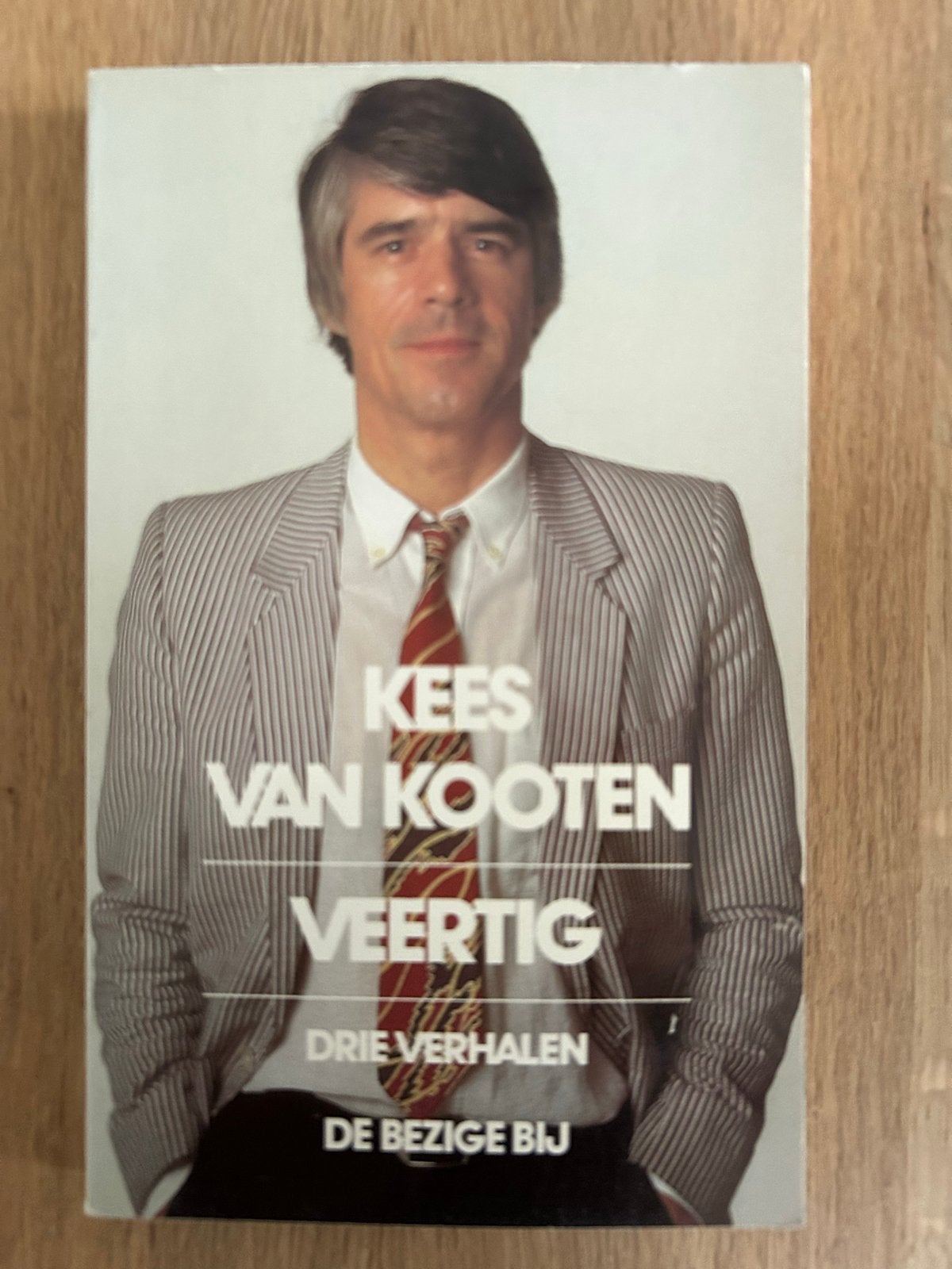 Kees van Kooten - Veertig: Drie Verhalen, Ophalen of Verzenden, Gelezen, Nederland