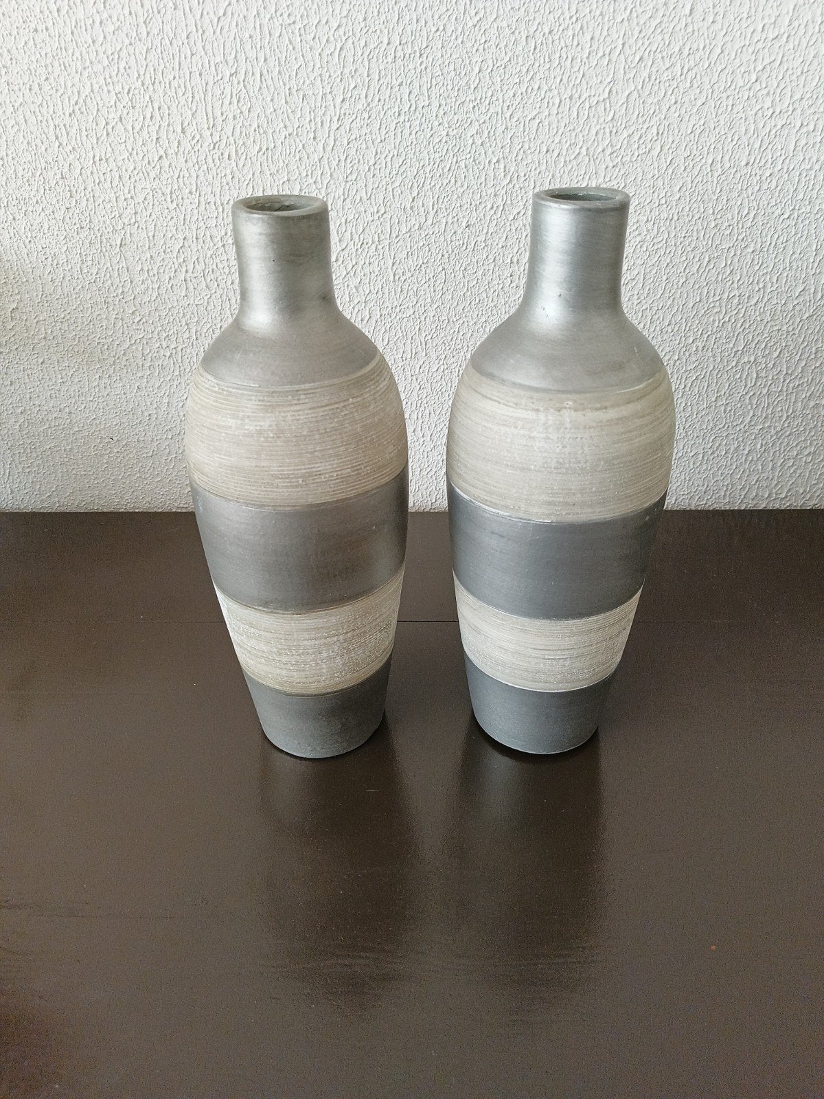 Set van 2 decoratieve vazen - Grijs en beige gestreept, Met patroon/structuur, Ophalen of Verzenden, Zo goed als nieuw, Grijs