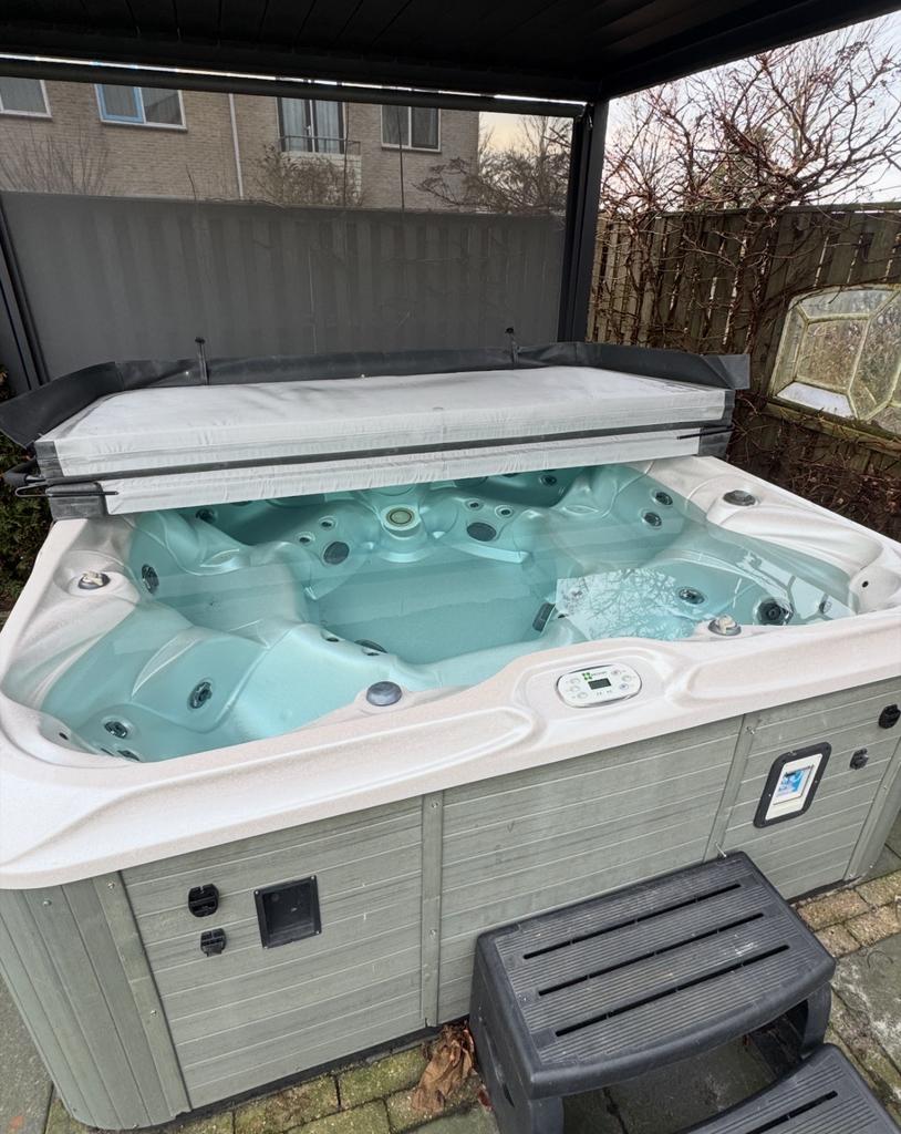 Ruime 7-persoons Spa Jacuzzi 230x230, Ophalen, Gebruikt, Afdekzeil, Vast