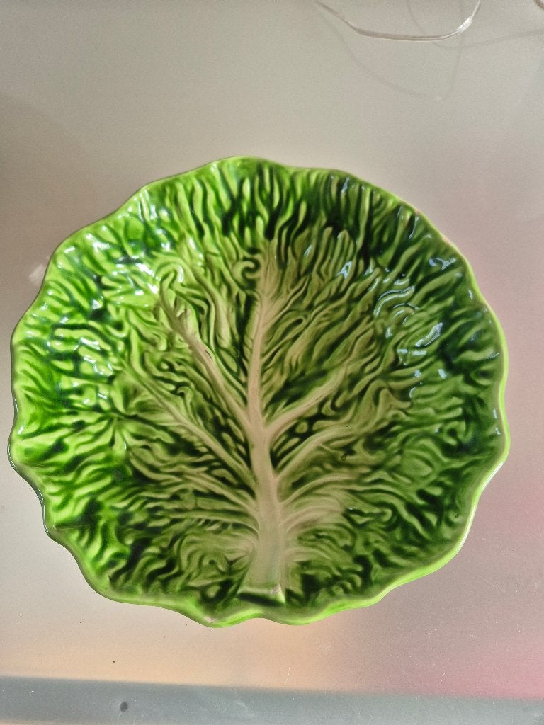 Portugees majolica ("barbotine") koolbladschaal, Overige materialen, Schaal, Rond, Ophalen of Verzenden