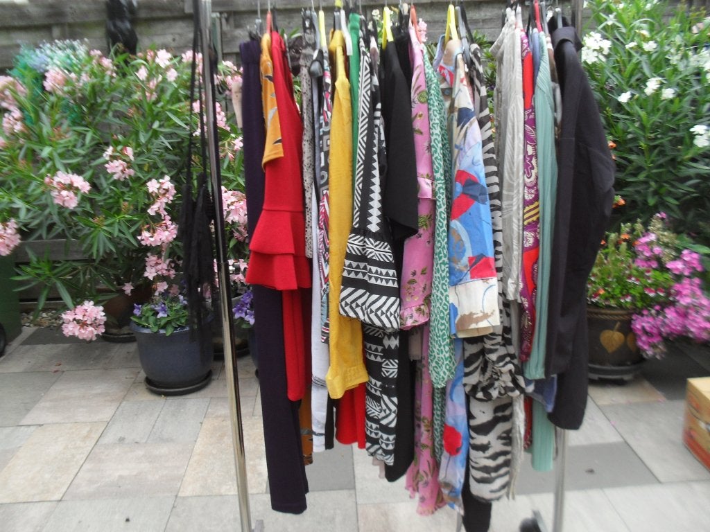 Kleding 25 stuks doos 2, voor merken, maten zie beschrijving, Overige kleuren, Zo goed als nieuw, Onder de knie, Ophalen