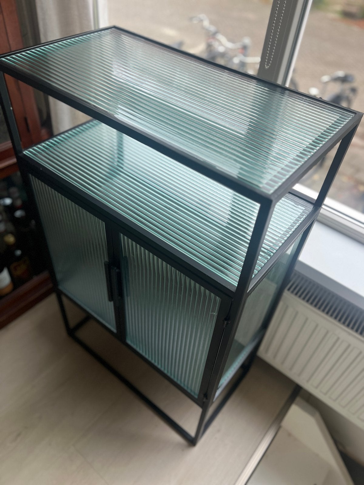 Dutchbone Boli Vitrinekast - Zwart Metaal & Geribbeld Glas, 100 tot 150 cm, 25 tot 50 cm, Met deur(en), 50 tot 100 cm