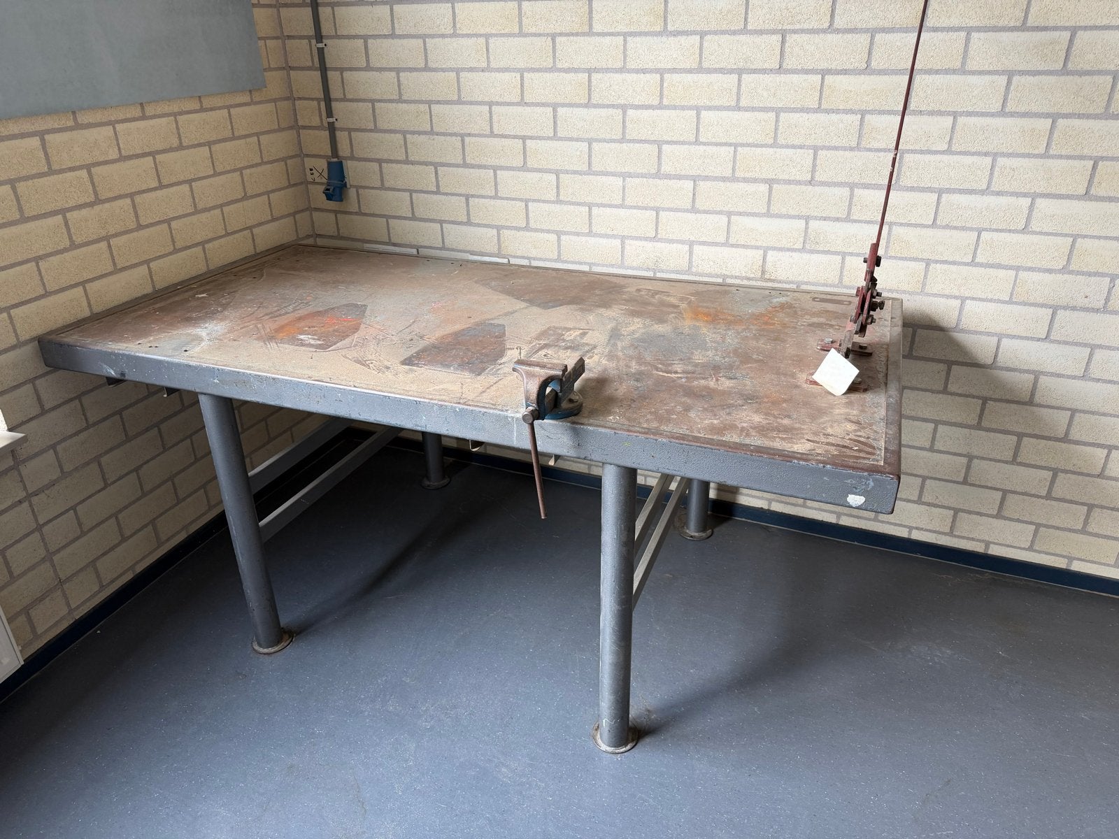 Stalen werkbank met bankschroef en plaatknipper, Ophalen, Gebruikt, 170 cm of meer, Bankschroef