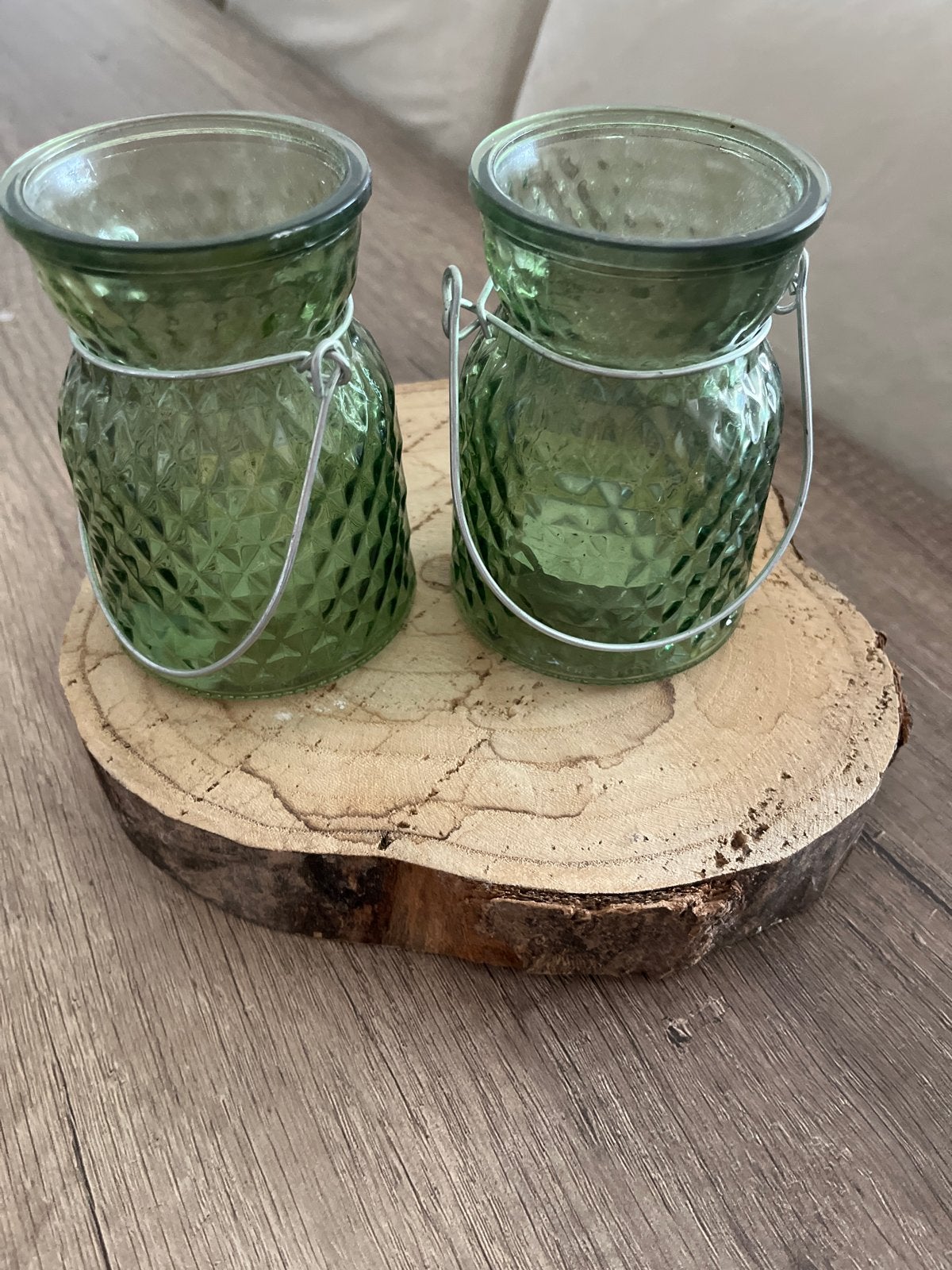 Set van 2 groene glazen waxinelichthouders op houten schijf, Waxinelichthouder, Ophalen of Verzenden, Groen, Glas