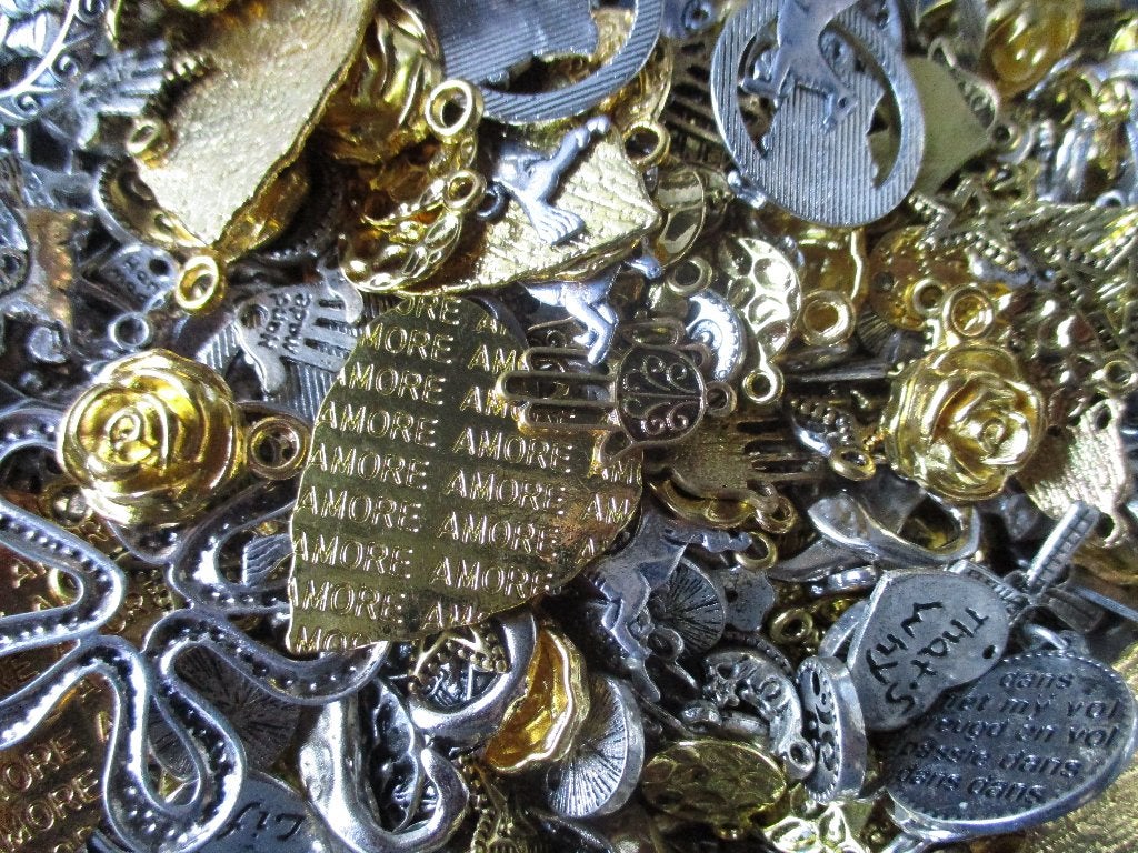 ruim 1500 gram bedels en hangers, Ophalen of Verzenden, Nieuw, Hanger