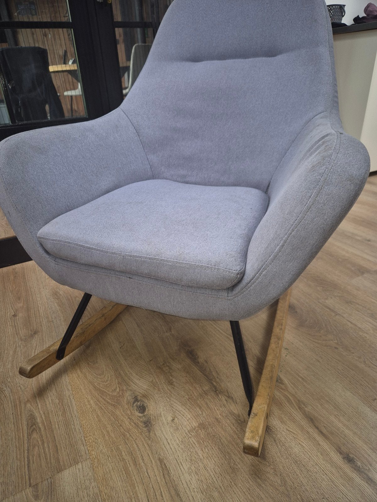 Comfortabele grijze schommelstoel, Ophalen, Gebruikt, Hout, Eén