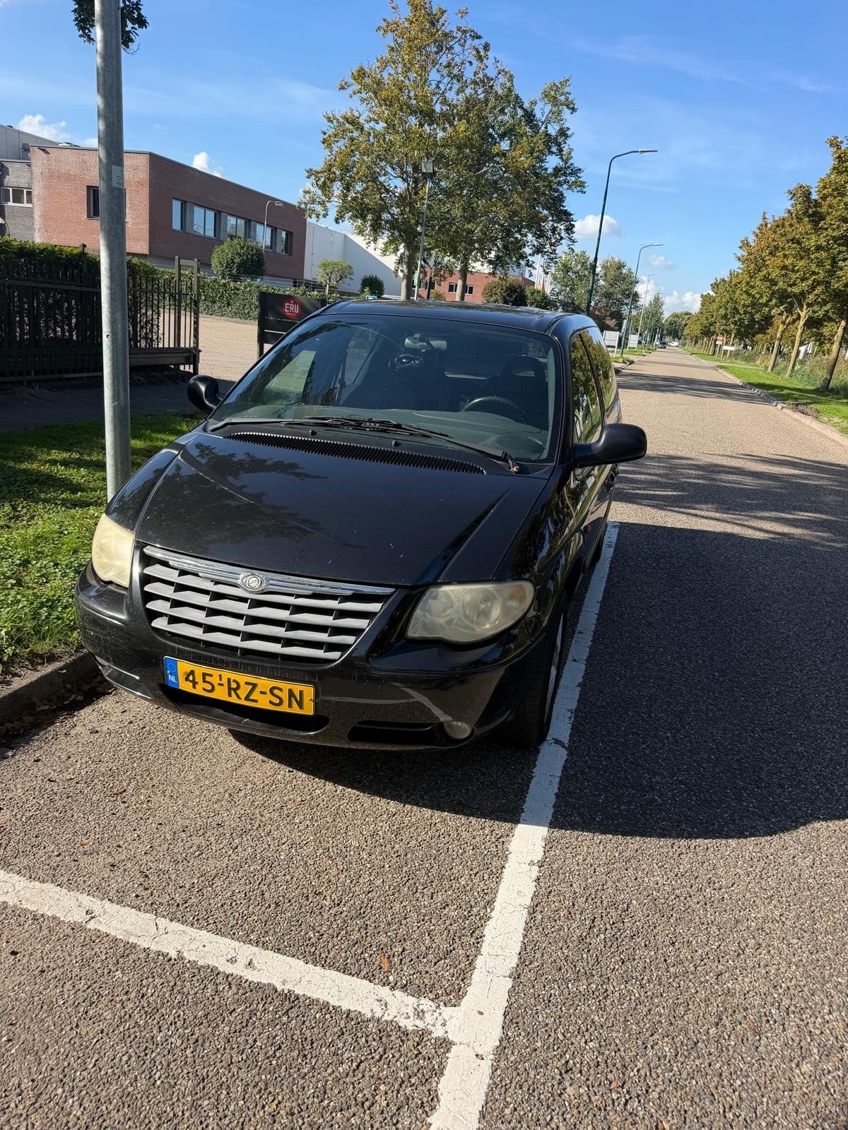 Chrysler Voyager 2.4 I 2005 Zwart / Verliest vermogen!, Auto's, Voorwielaandrijving, 450 kg, 4 cilinders, 7 stoelen
