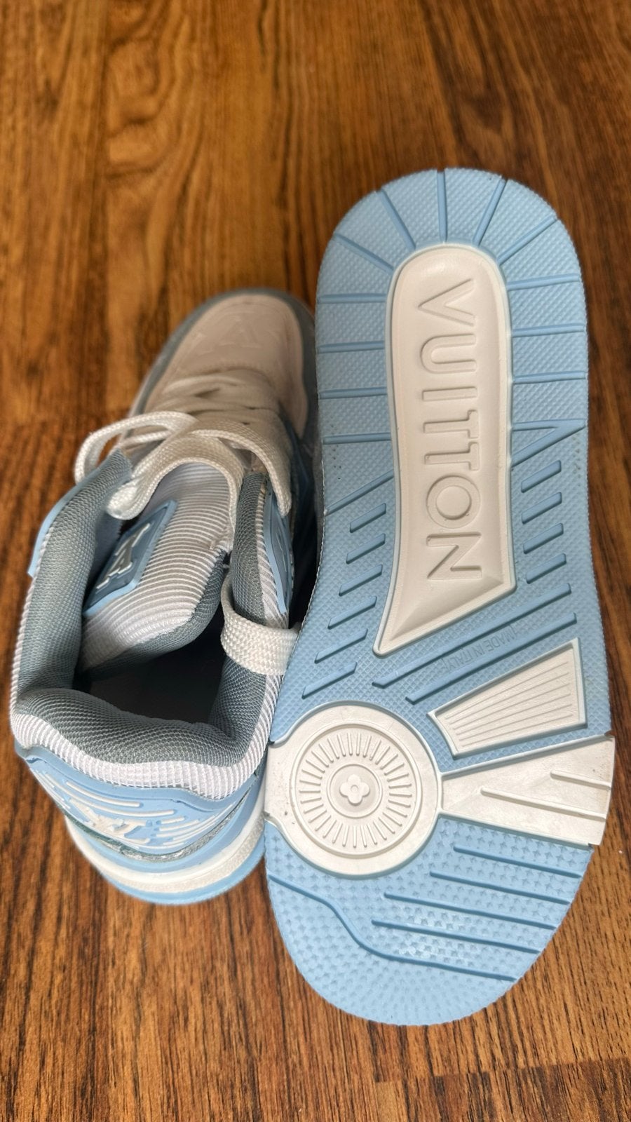 Louis Vuitton Sneakers - Lichtblauw, Ophalen of Verzenden, Zo goed als nieuw, Blauw, Sneakers of Gympen
