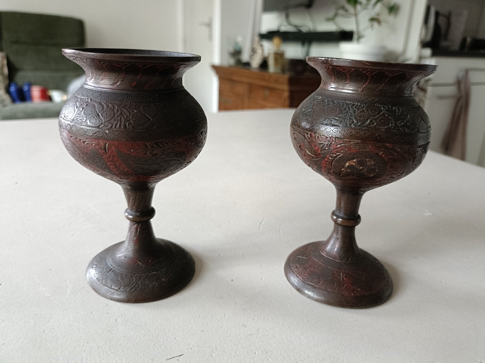 2 Koperen kelken met ingegraveerde motieven, Ophalen of Verzenden