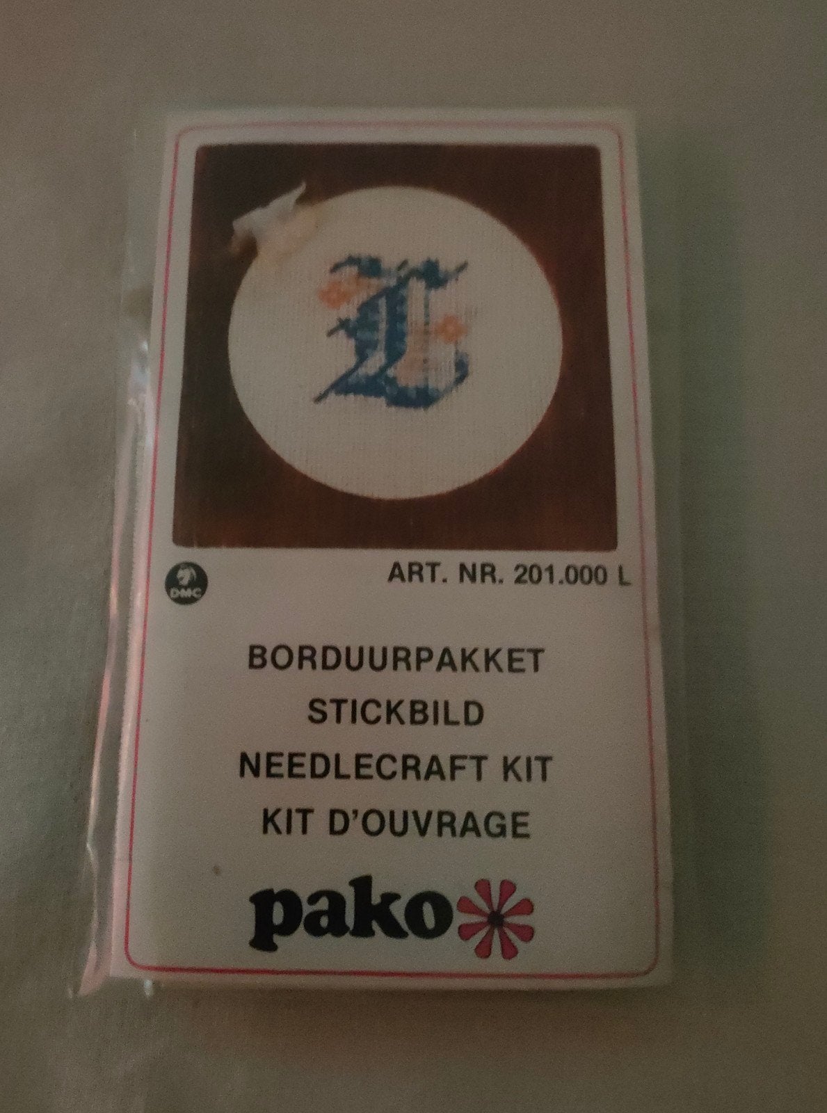 Vintage Borduurpakket Pako - Letter L incl. houten lijstje., Ophalen of Verzenden, Nieuw, Handborduren, Borduurpakket