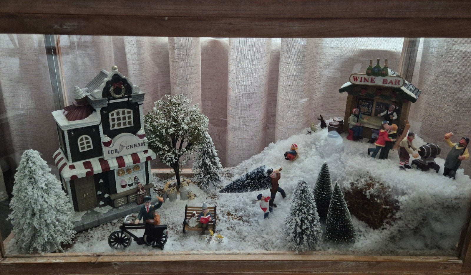 Kerstdorp, miniatuur, glazen bak / display, op pootjes, Ophalen, Zo goed als nieuw