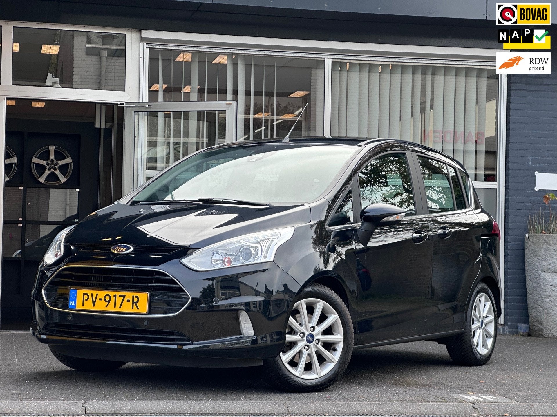 Ford B-Max 1.0 EcoBoost Titanium NIEUW DISTR / NAVI / CLIMA, Auto's, Dealer onderhouden, Gebruikt, Zwart, Origineel Nederlands