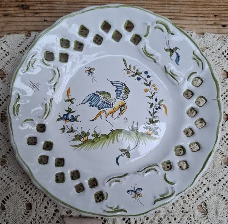Opengewerkt Moustiers wandbord met vogel, Ophalen of Verzenden