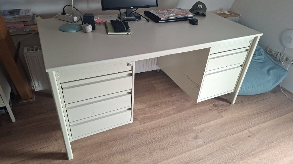 Metalen bureau met kunststof werkblad, Huis en Inrichting, Ophalen, Gebruikt, Metaal, Grijs