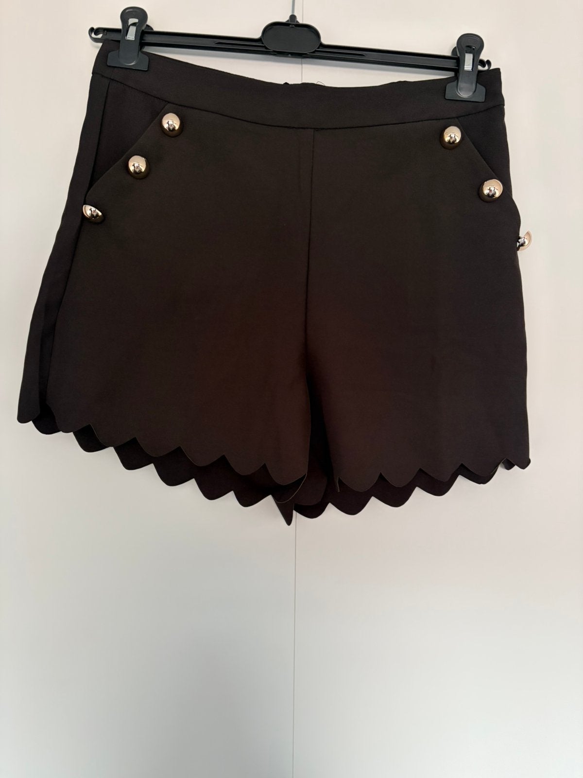Nieuwe Korte zwarte broek met gouden knopen - Maat L, Kort, Zwart, Maat 42/44 (L), Ophalen of Verzenden