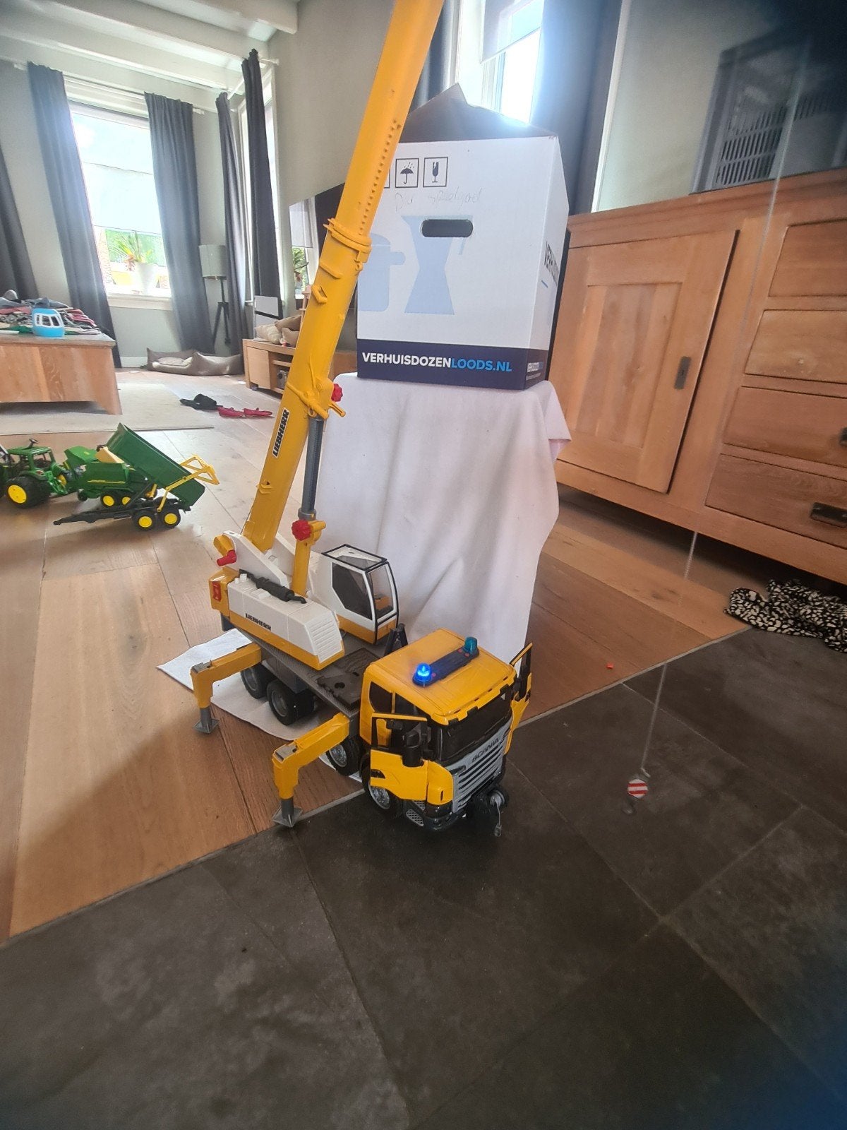 Bruder speelgoed vrachtwagens: betonmixer en kraanwagen, Ophalen, Zo goed als nieuw