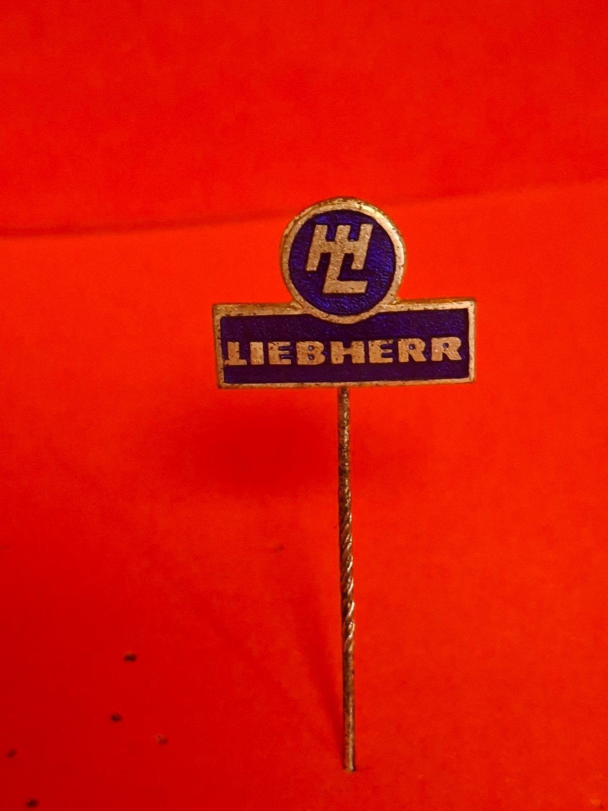 Emaille speld LIEBHERR, Ophalen of Verzenden, Gebruikt, Transport