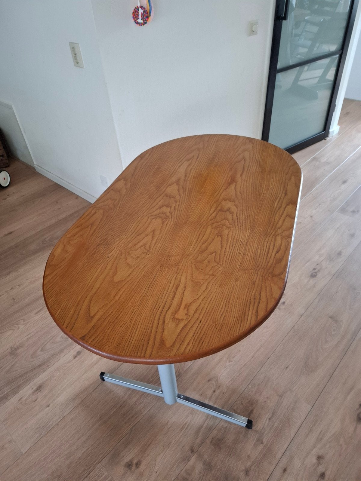 Ovale eettafel met metalen onderstel, Gebruikt, 100 tot 150 cm, Tot twee personen, 50 tot 100 cm