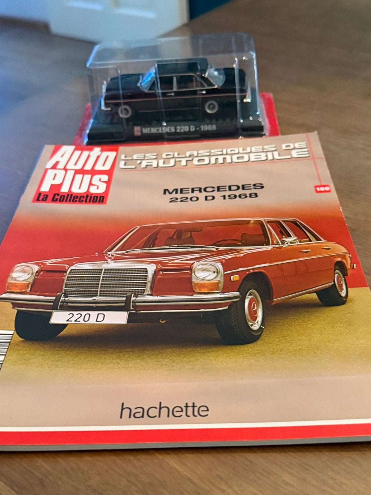 Mercedes 220 D 1968 modelauto met tijdschrift, Ophalen of Verzenden, Nieuw, Auto, Overige merken