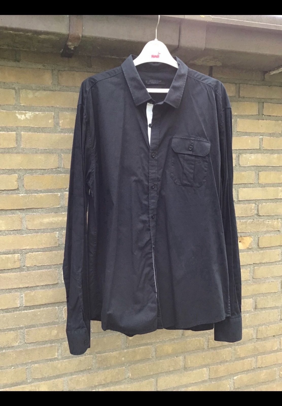 Zwart overhemd met witte bies XXL. Van oksel tot oksel 56 cm, Kleding | Heren, Overhemden, Ophalen of Verzenden, Zo goed als nieuw