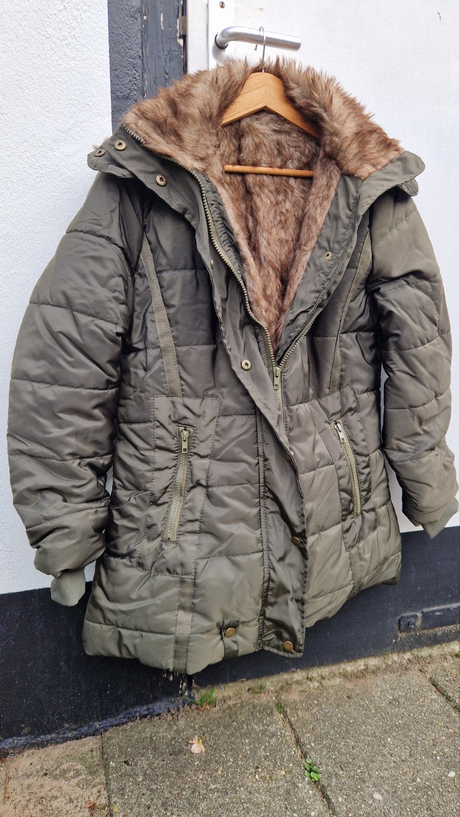 Nieuwe groene winterjas met capuchon en imitatiebont, Kleding | Dames, Ophalen of Verzenden, Nieuw, Maat 36 (S), Groen