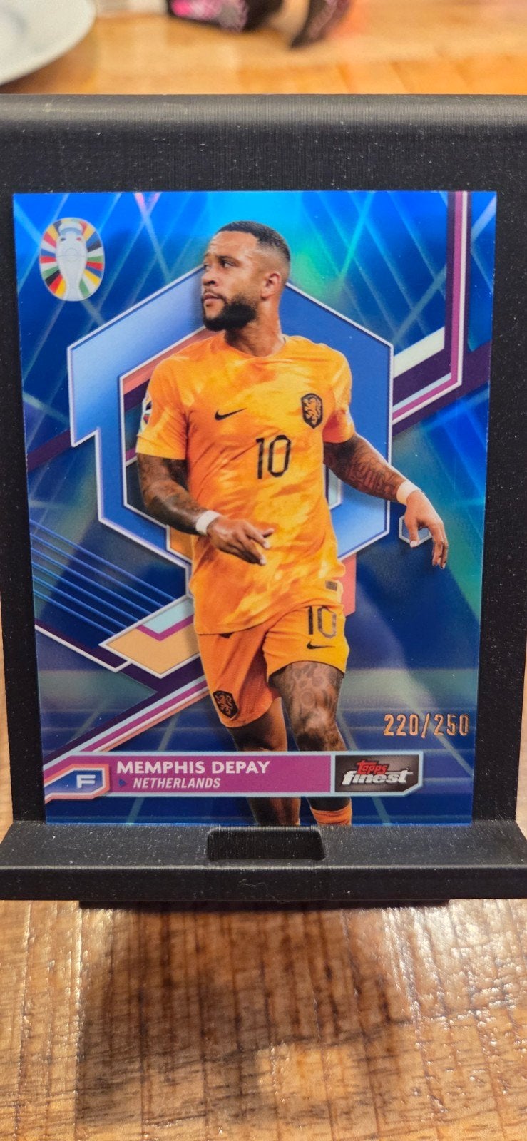 Memphis Depay Topps Finest Road to UEFA EURO 2024 kaart, Verzamelen, Ophalen of Verzenden, Zo goed als nieuw, Overige sporten