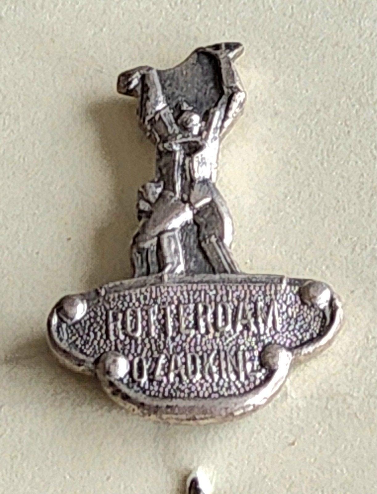 Vintage Speldje Rotterdam Zadkine De Verwoeste Stad, Ophalen of Verzenden, Gebruikt, Stad of Land, Speldje of Pin