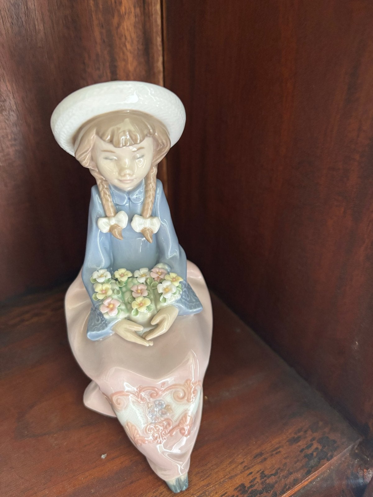 Lladro beeldje meisje met bloemen en hoed, Ophalen of Verzenden, Zo goed als nieuw, Mens