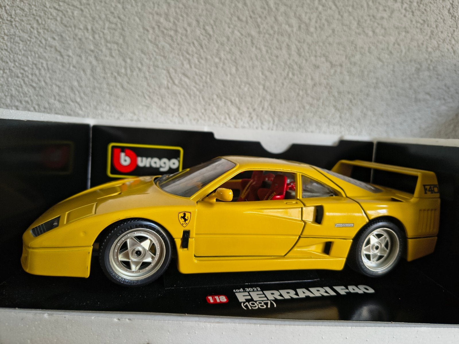 Burago Ferrari F40 1987 - Schaal 1:18 - Geel, Hobby en Vrije tijd, Modelauto's | 1:18, Ophalen