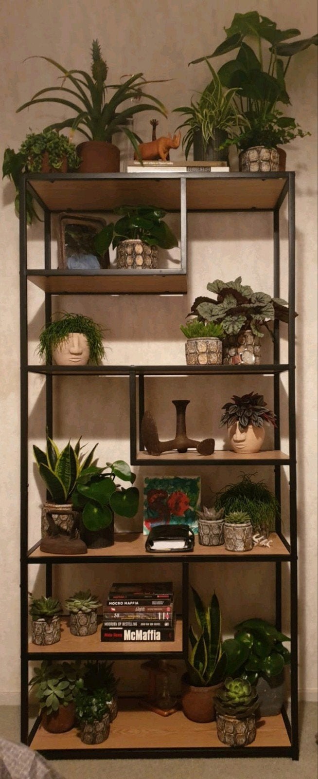 Boekenkast met beschadigingen op de plankjes, Met plank(en), Gebruikt, 100 tot 150 cm, 150 tot 200 cm