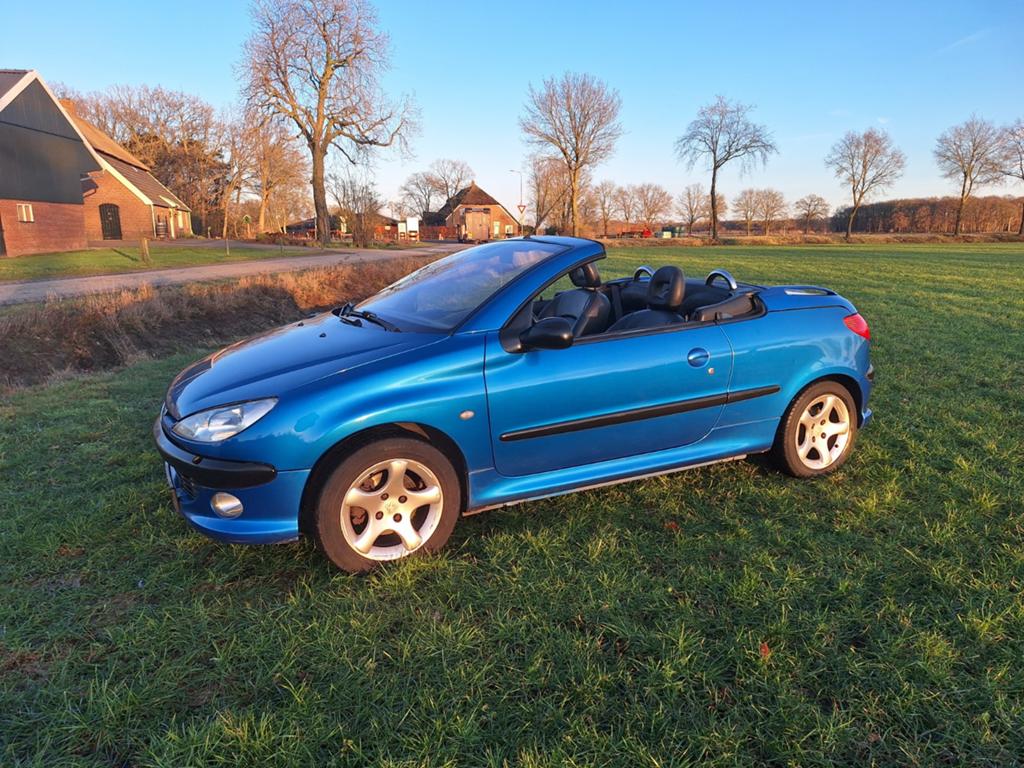 Peugeot 206 1.6 16V CC 2002 Blauw, Voorwielaandrijving, 4 cilinders, Cabriolet, 49 €/maand