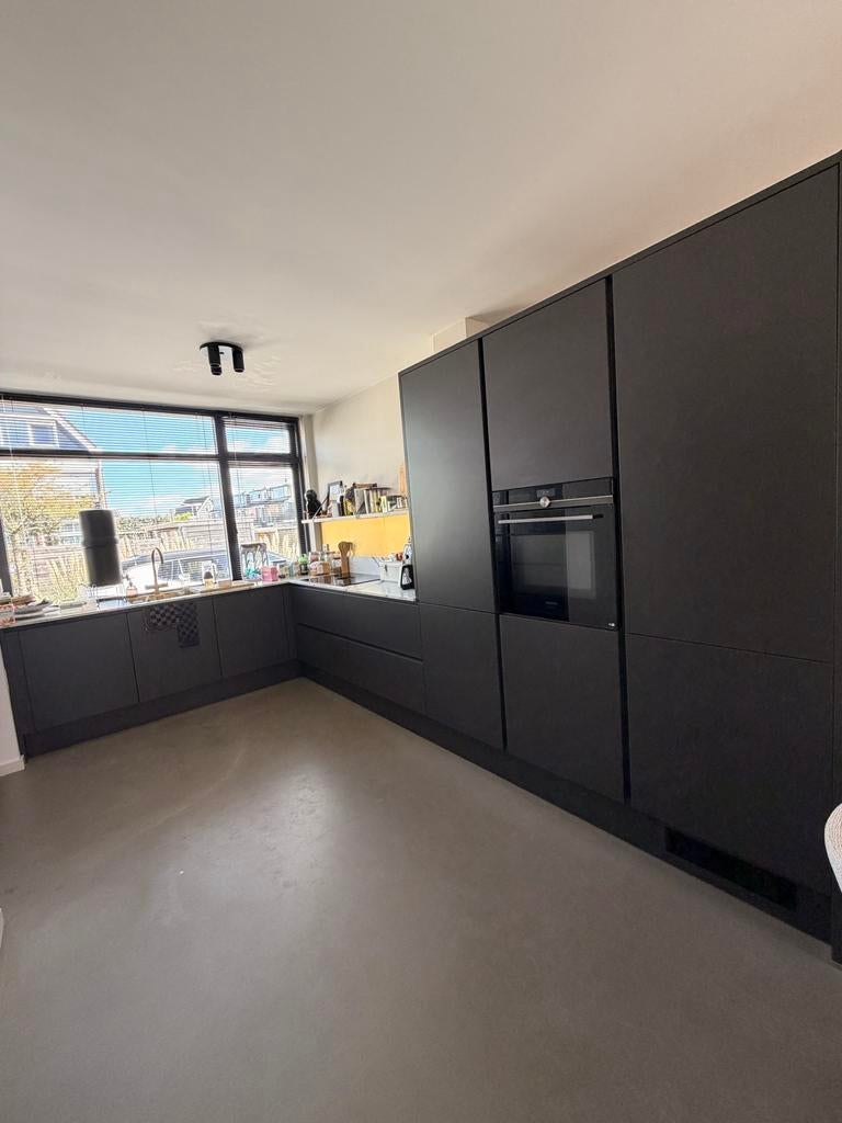 Moderne Antraciet Grijze Keuken met Siemens,Bora & Selsiuz, Ophalen, Hoekkeuken, Zo goed als nieuw, Grijs