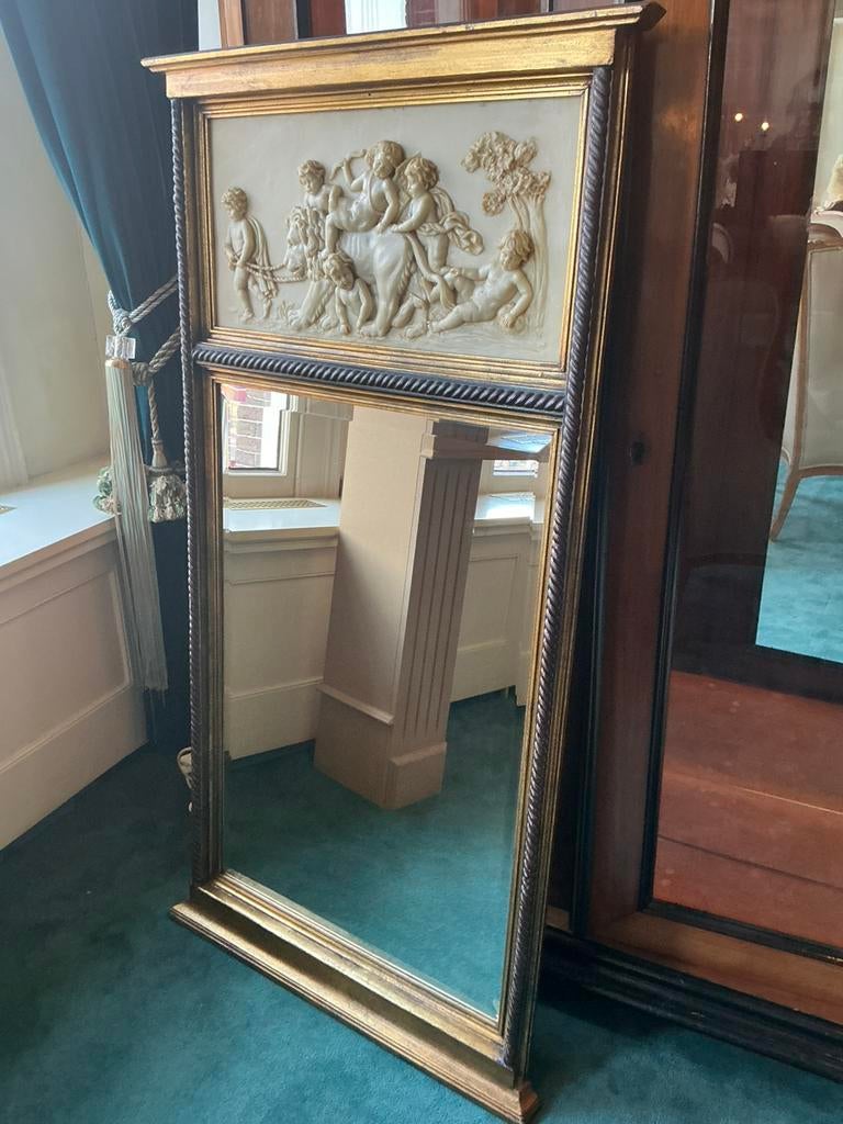 Klassieke wandspiegel met reliëf (cherubs) en vergulde lijst, Antiek en Kunst, Antiek | Spiegels, Rechthoekig, Ophalen