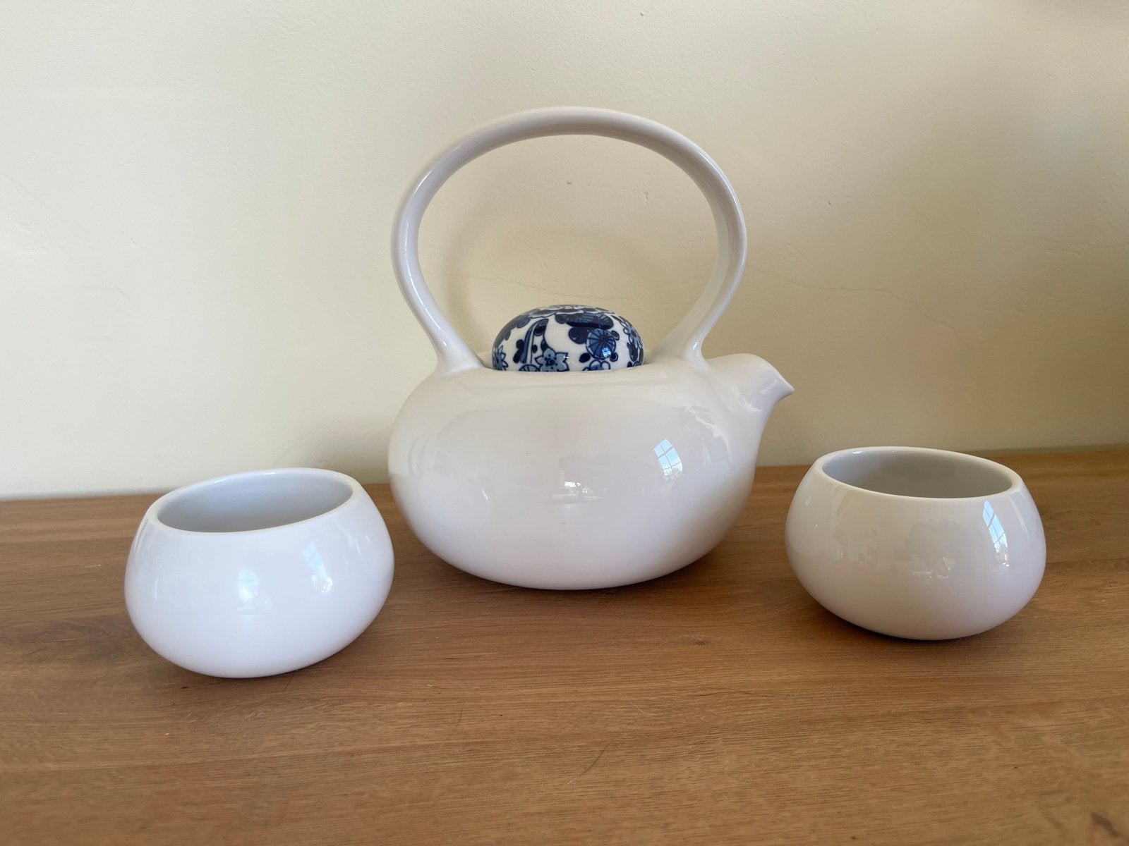 Royal Delft Belly Tea Story theepot met 2 mokken, Ophalen of Verzenden, Zo goed als nieuw, Overige stijlen, Kop(pen) en/of Schotel(s)