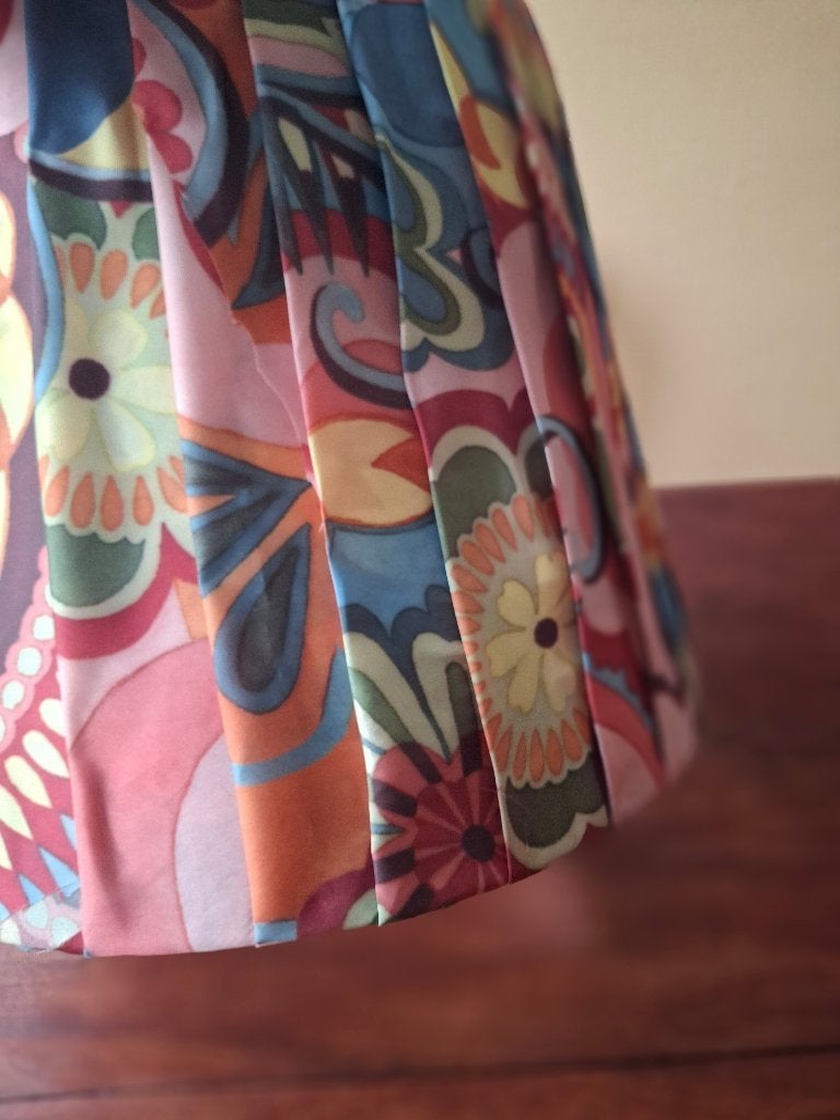 Handgemaakte geplooide lampenkap van vrolijk satijn, Rond, Ophalen of Verzenden, 38 cm, Vloerlamp