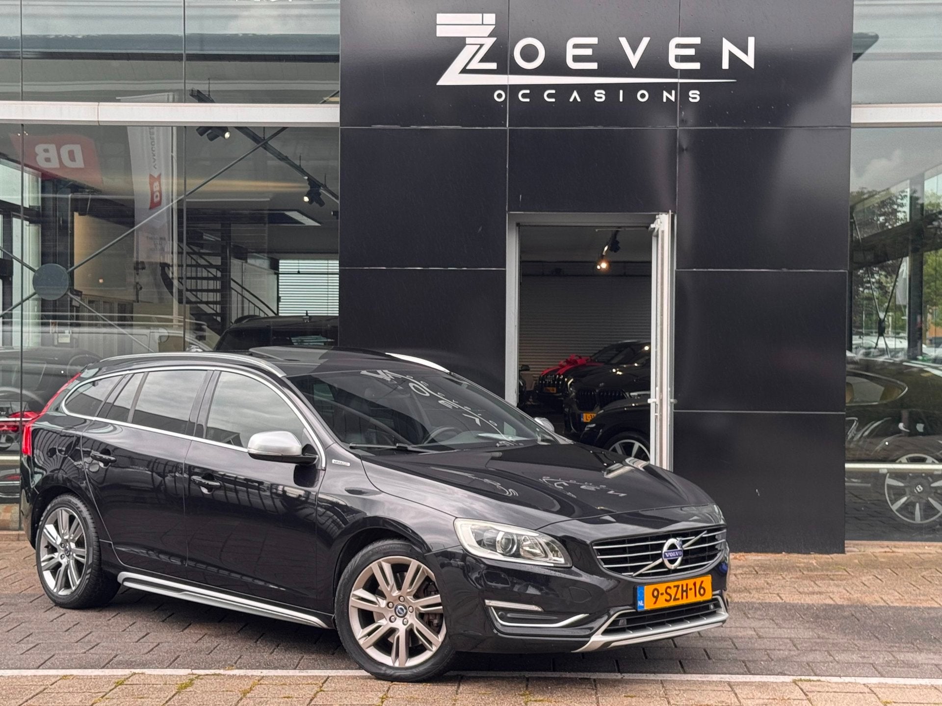 Volvo V60 Volvo V60 D6 AWD Plug-In Hybrid Summum | 285PK | A, Auto's, Automaat, Automatische klimaatregeling, Zwart, Vierwielaandrijving