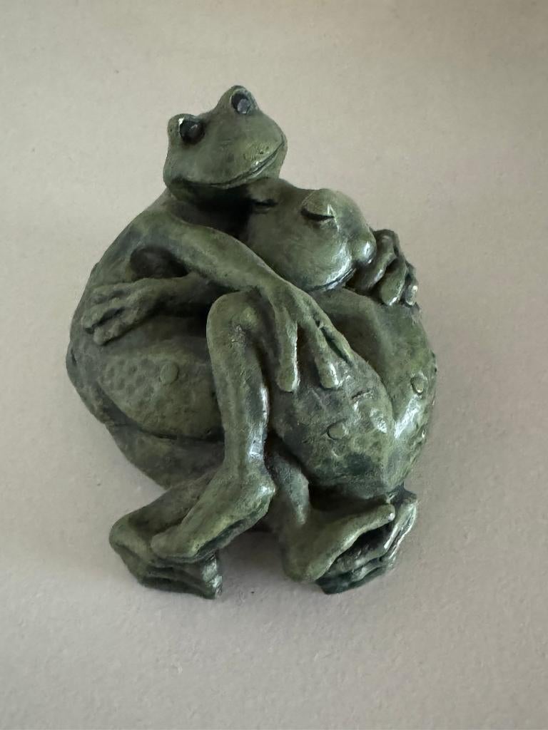 Twee groene kikkers innig verliefd - 10 cm, Verzamelen, Beelden en Beeldjes, Ophalen of Verzenden, Nieuw, Dier