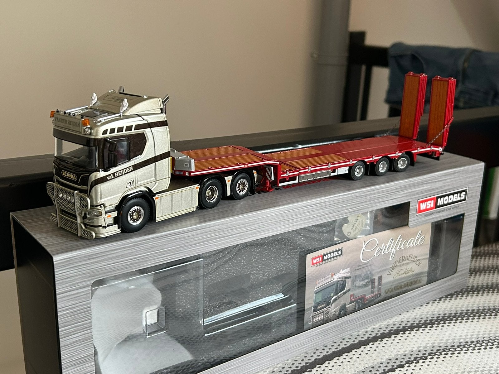 WSI Scania R650 6x2 Van der Heijden Transport met dieplader, Hobby en Vrije tijd, Ophalen, Zo goed als nieuw, Bus of Vrachtwagen