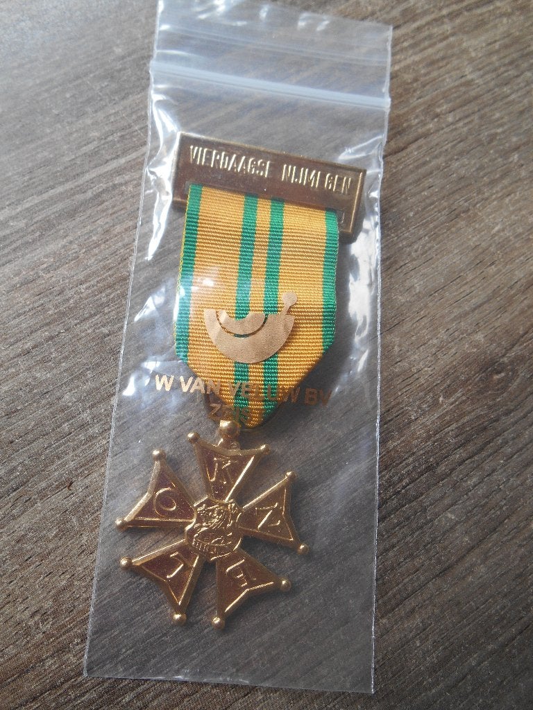 Medaille Vierdaagse Nijmegen voor de 1ste keer, Verzamelen, Ophalen of Verzenden, Landmacht, Nederland, Lintje, Medaille of Wings