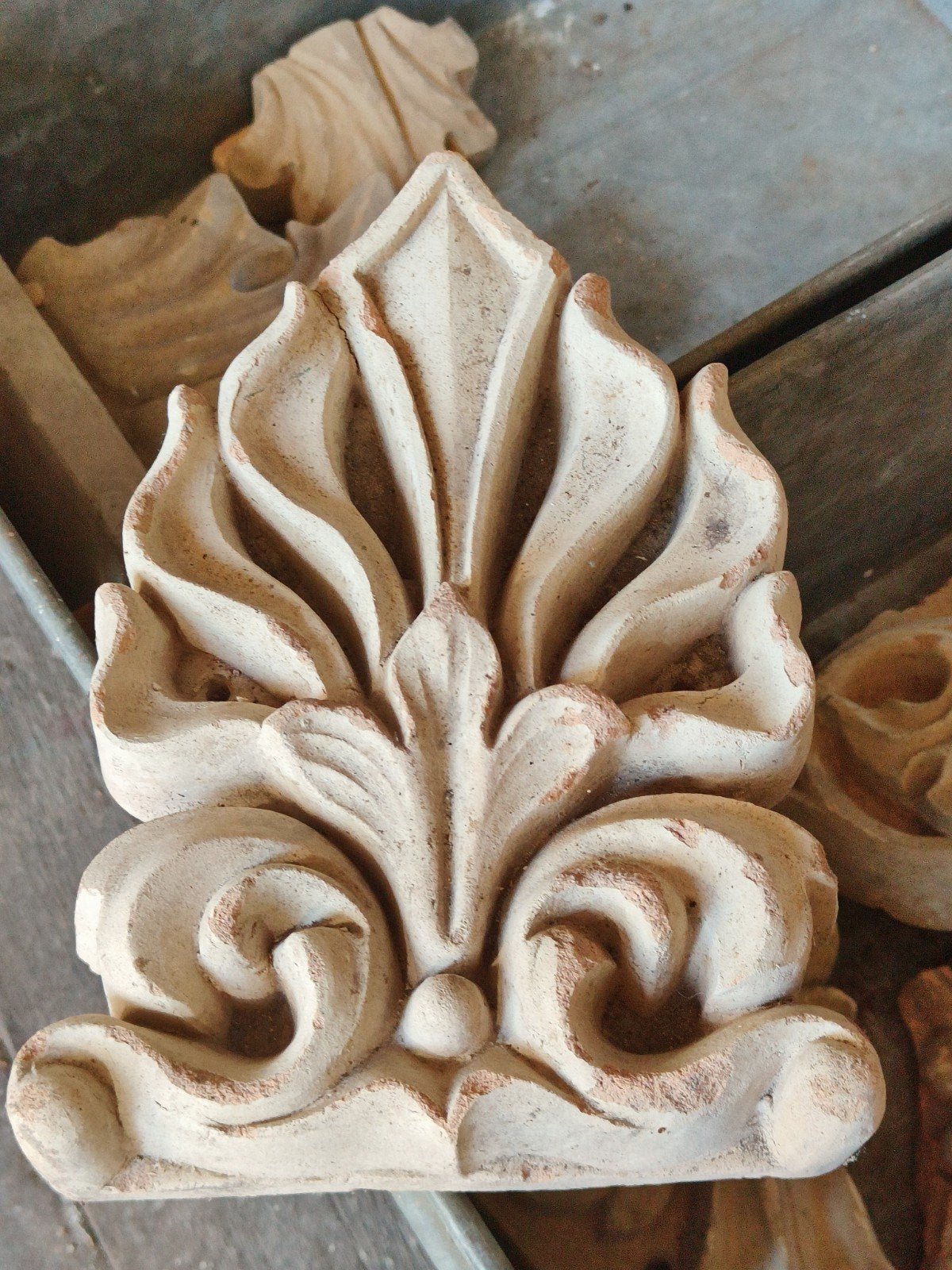ANTIEKE ORNAMENTEN STEEN, INCL. 2 ZINKEN BAKKEN, Ophalen
