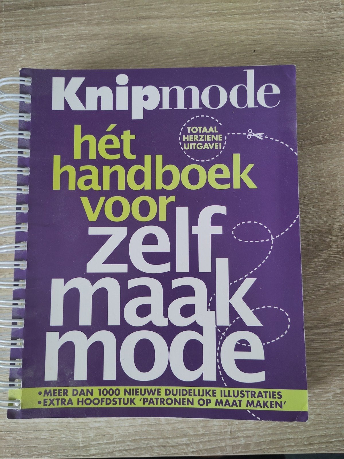 Knipmode Handboek voor Zelfmaakmode, Ophalen of Verzenden, Zo goed als nieuw